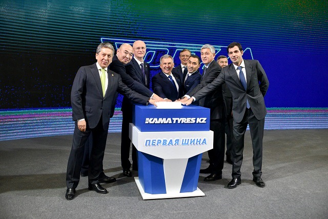 Минниханов принял участие в выпуске первой автошины казахстанского производства