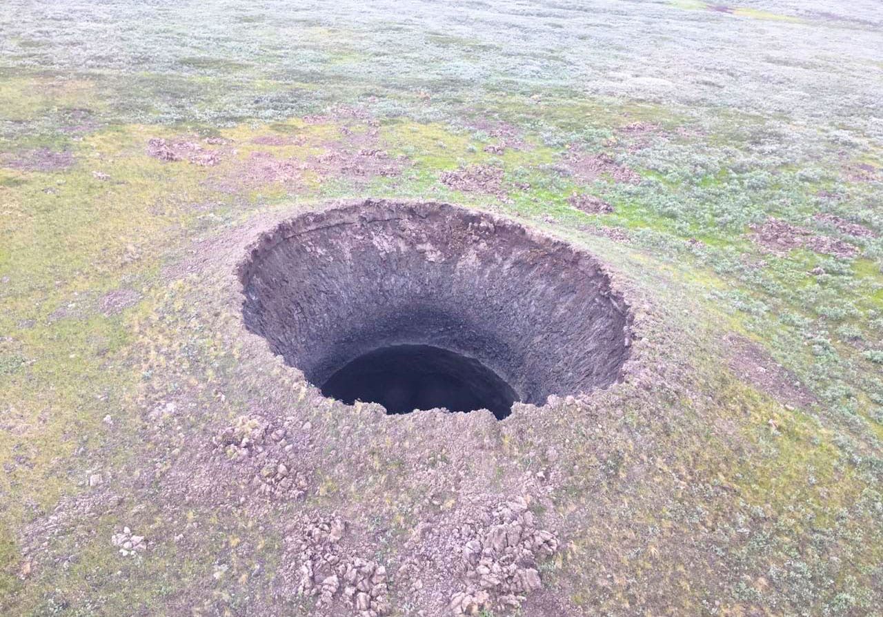 Глубокая воронка. Карстовая воронка на Ямале. Ямальский кратер (Ямальская воронка). ЯНАО Ямальский кратер воронка. Термокарстовые воронки на Ямале.