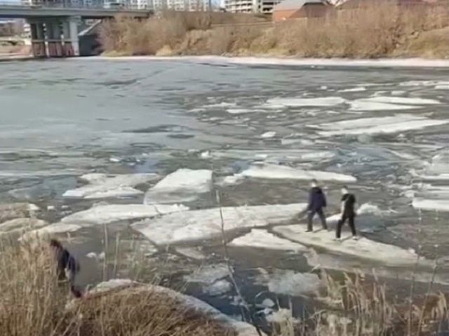 В Челнах под лед провалилась школьница – видео