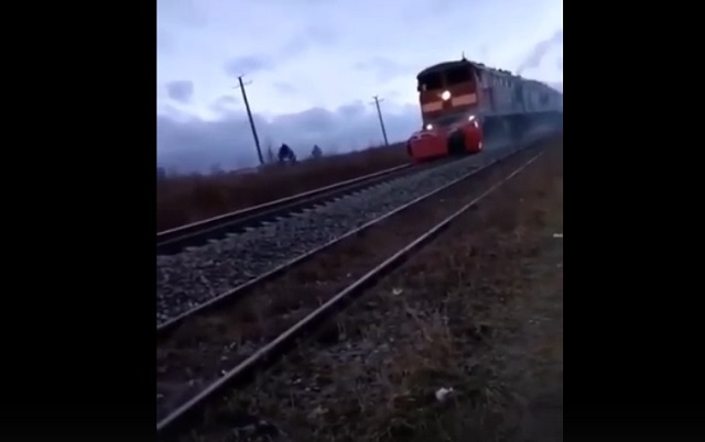 В Хабаровском крае поезд снес выскочившую на пути легковушку – видео