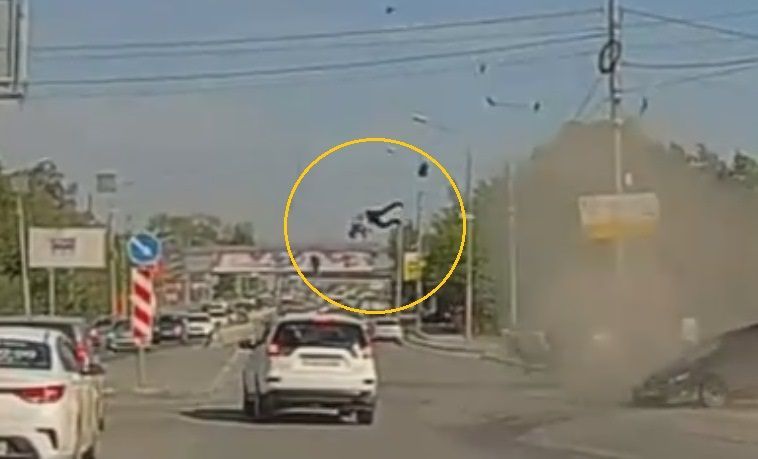 Видео: пожилой автомобилист вылетел из иномарки и разбился об асфальт