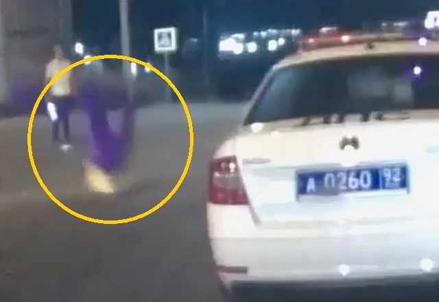В Севастополе подросток на мопеде на всем ходу сбил инспектора ДПС – видео