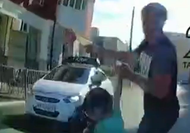 Видео: в Казани иномарка сбила переходящих по «зебре» отца с сыном