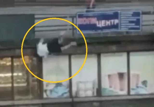 Момент падения мужчины с крыши ТЦ во время драки попал на видео в Новосибирске