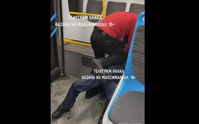 Жесткий кулачный бой между пассажиром автобуса и кондуктором попал на видео в Казани