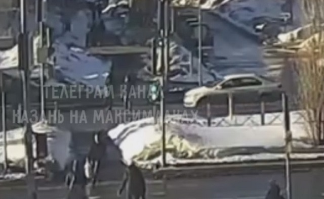 В Казани проехавший на «красный» автолихач сбил двух девочек на «зебре» - видео