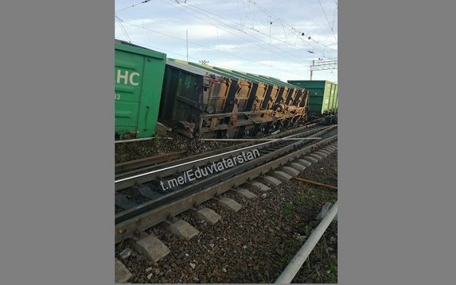 Товарный поезд сошел с рельсов на железнодорожной станции в Казани – фото