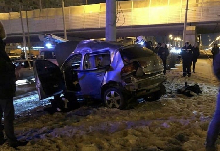 В Казани 20-летний водитель протаранив столб погубил себя и пассажира