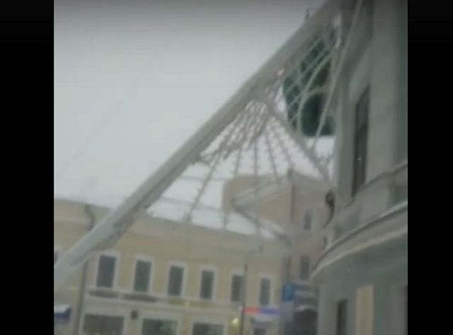 В центре Казани из-за метели рухнула металлоконструкция новогодних иллюминаций