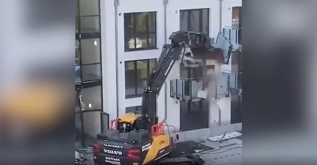 Разъяренный строитель разгромил дом экскаватором — видео