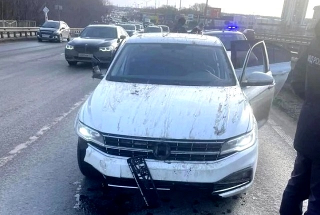 В Казани пьяный пассажир такси угнал авто, пока водитель заправлял бензобак