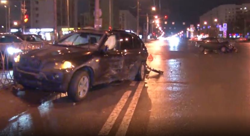 Житель Казани пострадал из-за выскочившего на красный свет лихача на «БМВ»