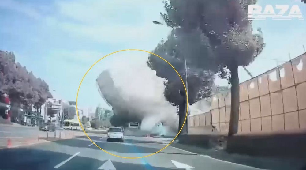 На видео попал момент обрушения аварийного здания на автобус с людьми