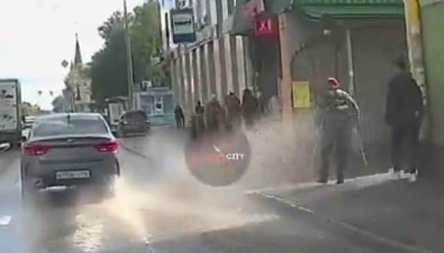 Автохам на иномарке окатил из лужи мужчину на костылях в центре Казани – видео