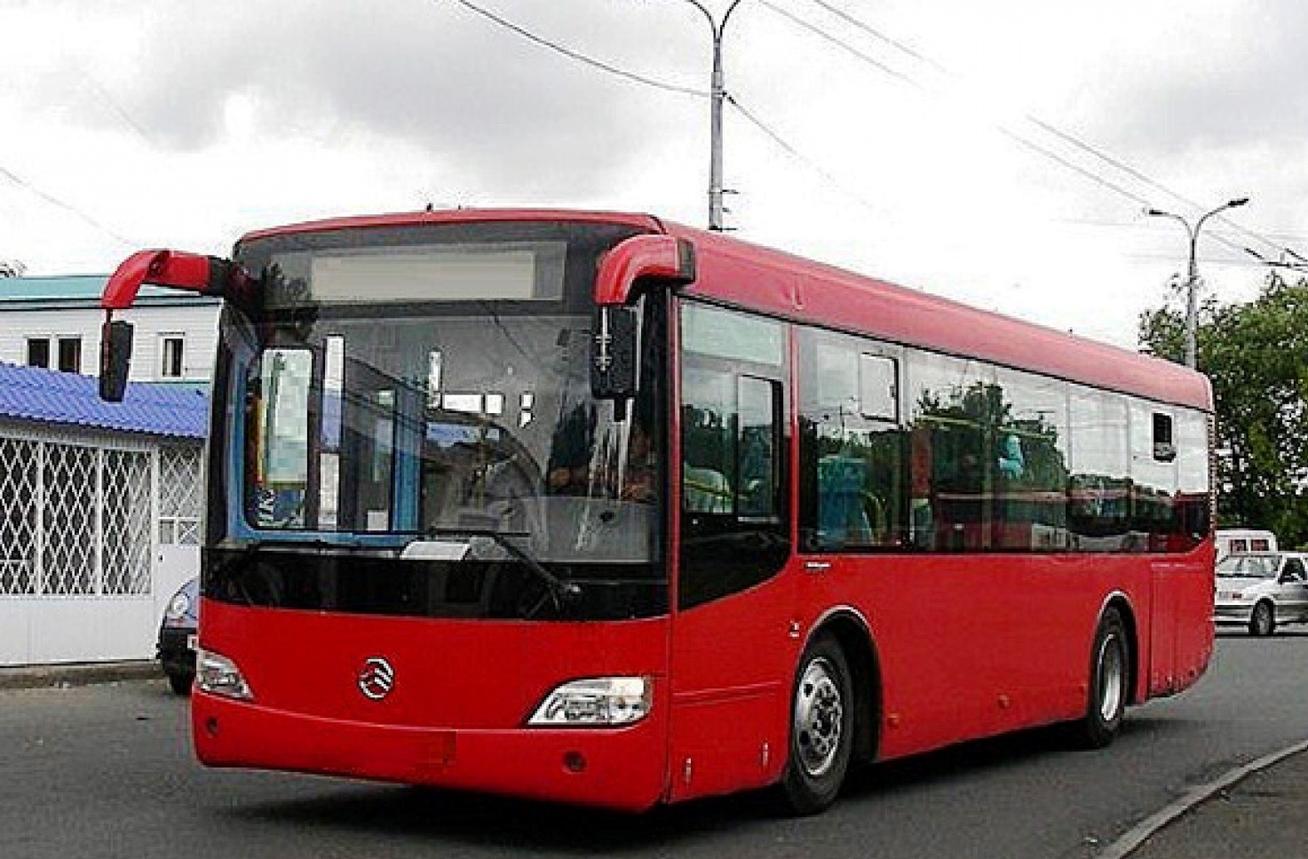 Автобус красного цвета