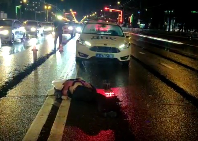 Видео: в центре Казани внедорожник сбил двух женщин – одну насмерть (18+)