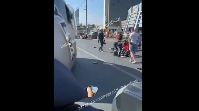 В Казани байкер и его пассажирка влетели в припаркованное авто – видео