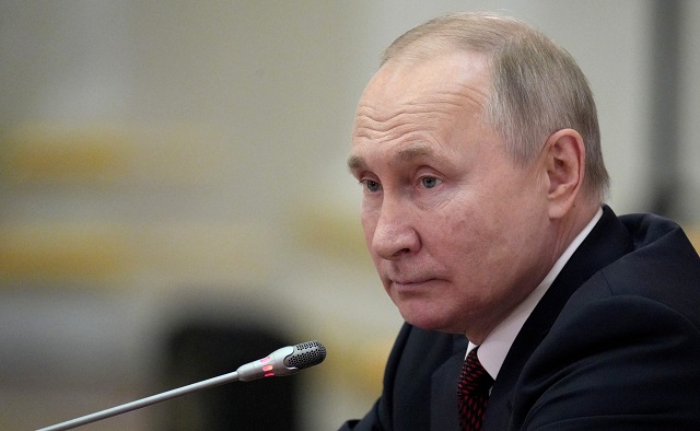 Указ об ответных мерах на введение потолка цен на российскую нефть подписал Путин