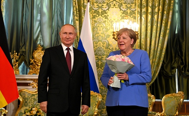 В США считают наказанием «прощальный подарок» Путина для Меркель