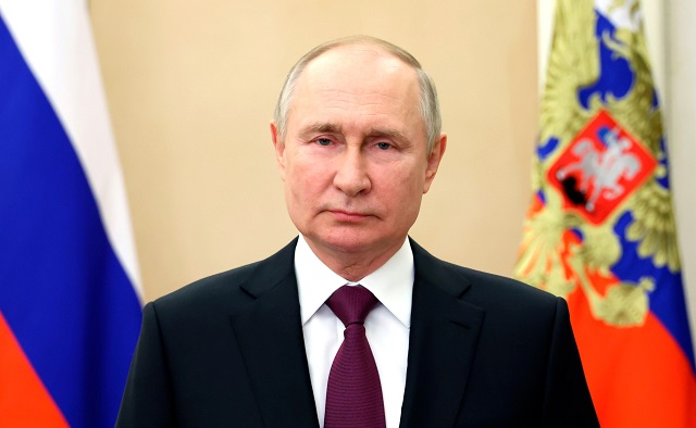 Путин в поздравлении с Днем спасателя отметил мужество сотрудников МЧС - видео