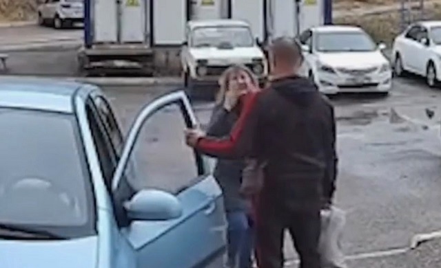 Женщина и парковка: перепутавшая педали автоледи влетела в подъезд – видео