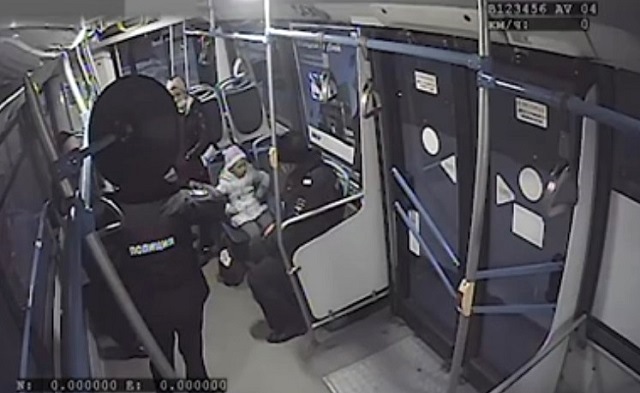 Казанда автобуста табылган кечкенә кызның әти-әниләрен эзлиләр – видео