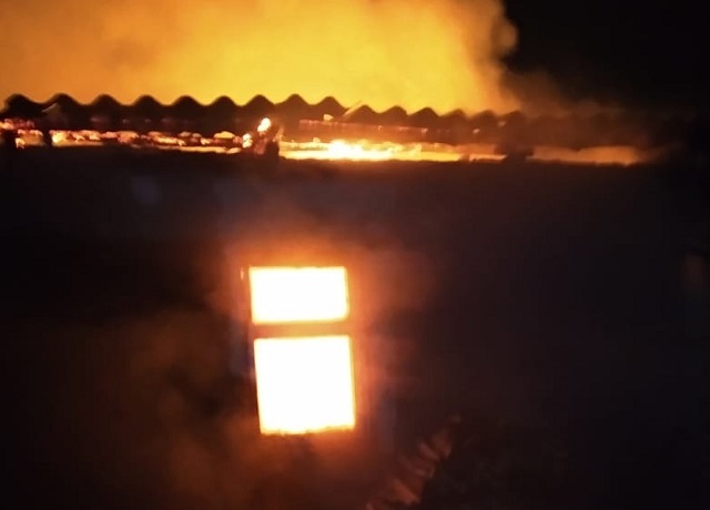 В Заинске при ночном пожаре двое мужчин отравились угарным газом