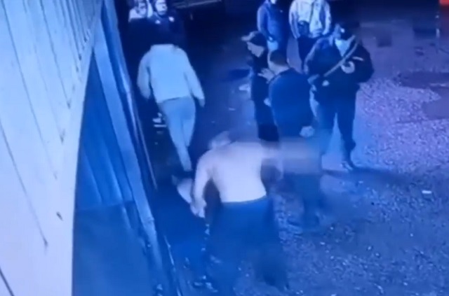 Бездействие полиции во время избиения мужчины в Башкирии попало на видео 