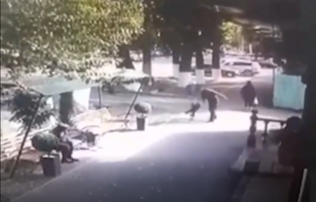 Шокирующее видео: мужчина напал на маленького ребенка, катавшегося на самокате