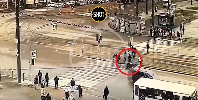 В Петербурге мотоциклист на бешеной скорости сбил пешехода на «зебре» – видео
