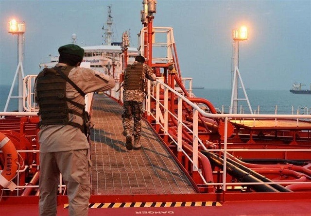 Иранские СМИ: В Оманском заливе предотвращен захват американцами танкера с нефтью