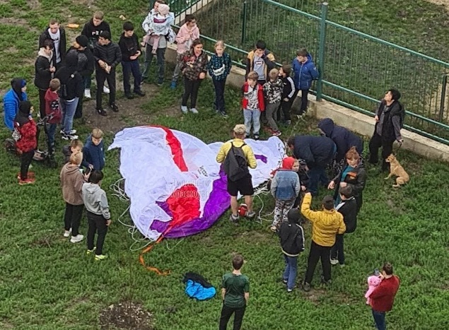 В Краснодаре парашютист разбился, прыгнув с 16-этажа балкона жилого дома – видео