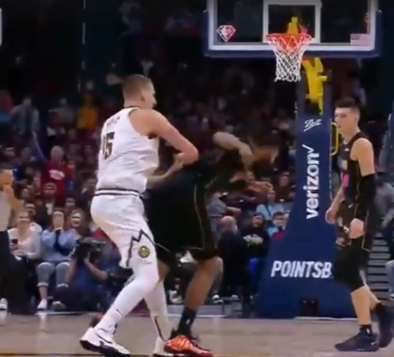 Шокирующая драка баскетболистов на матче НБА попала на видео