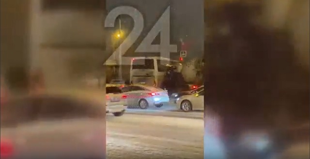 В Казани произошло столкновение бетономешалки, автобуса и подъёмного крана – видео