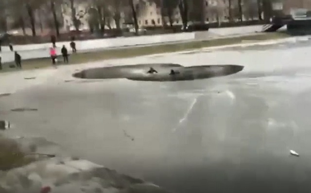 В Электростали попало на видео спасение мальчика, провалившегося на пруду под лед