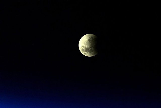 Жители России начали наблюдать самое продолжительное за 500 лет лунное затмение