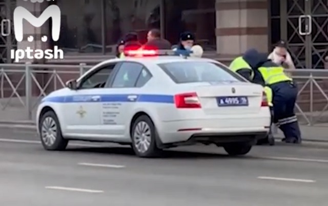 Видео: в центре Казани сотрудники ГИБДД пытаются скрутить сопротивляющегося водителя 