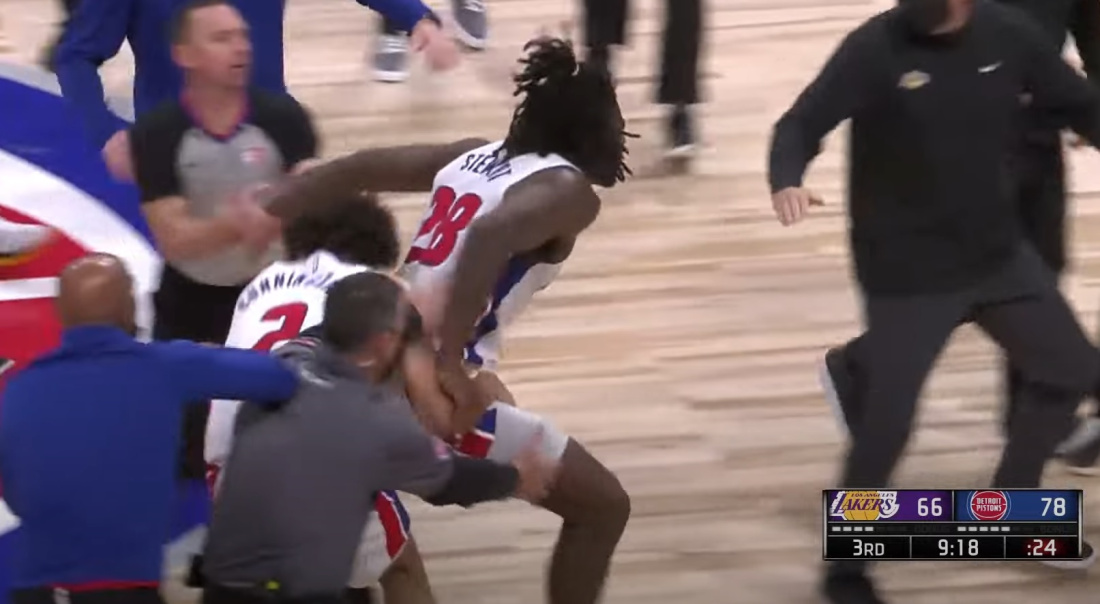 Шокирующее видео: Леброн Джеймс спровоцировал массовую драку на матче НБА