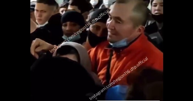 В Минздраве РТ объяснили причину давки мигрантов в поликлинике №18 Казани