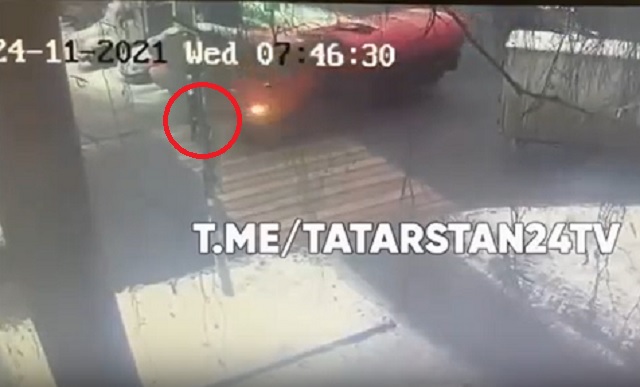 Момент смертельного наезда на школьника в Казани попал на камеры видеонаблюдения
