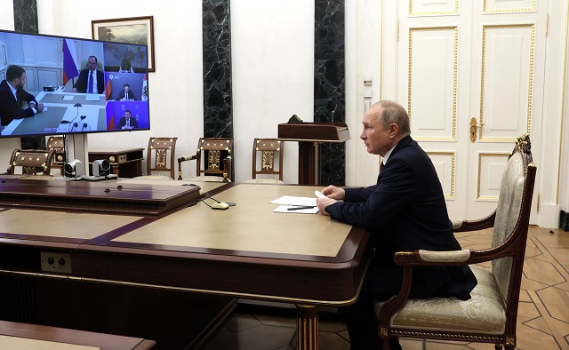 Песков: несмотря на ревакцинацию, Путин соблюдает антиковидные меры