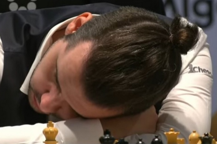 Видео: Ян Непомнящий прилег на стол в матче за шахматную корону с Карлсеном