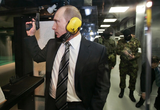Путин одобрил новые правила применения оружия работниками ведомств и банков