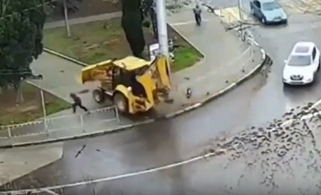 В Севастополе неуправляемый трактор на полном ходу снес ограждение и едва не переехал ребенка – видео
