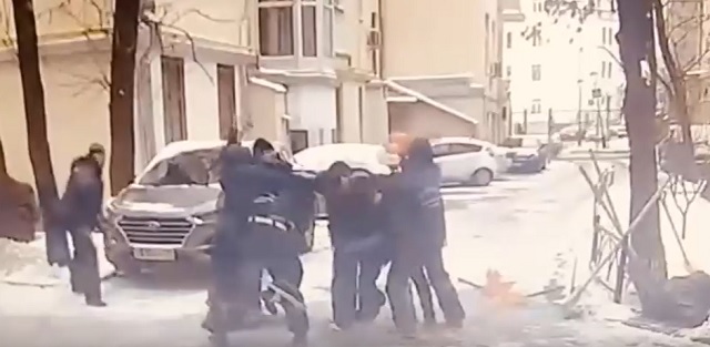 Жители одного из дворов Москвы сняли на видео битву коммунальщиков