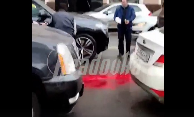 Соцсети: в центре Москвы водитель Cadillac Escalade выстрелил в человека