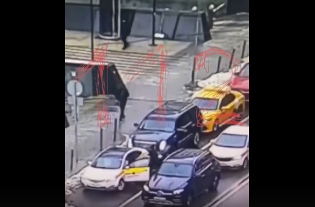 В сети появилось видео с моментом расстрела таксиста водителем Cadillac в центре Москвы