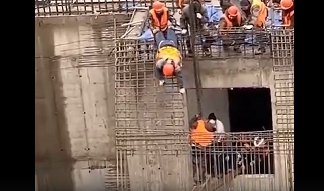 В Москве рабочие спасли сорвавшегося с огромной высоты коллегу– видео