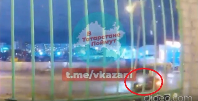 Соцсети: в Казани пьяный водитель «Мерседеса» снес дорожный столб – видео
