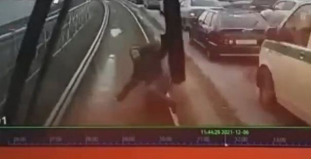 Девочка попала под автобус девятилетняя е1. Переехала девочку. Переехала девочку. Переехала девочку. Переехала девочку.